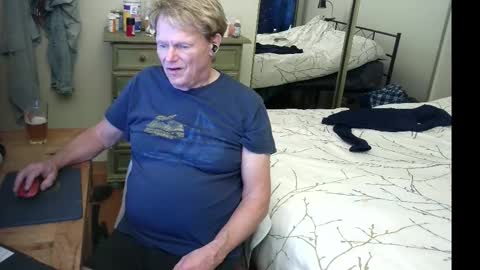 Snapshot of gethyn chatting on 11.17.25 Gethyn online show from 11.17.25