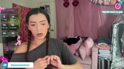 Snapshot of giaavalentinee chatting on 10.01.25 Gia online show from 10.01.25