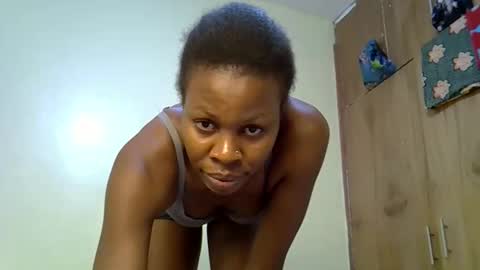 Snapshot of gianna_012 chatting on 10.01.25 ENNY online show from 10.01.25