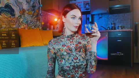 Snapshot of giantess_eva chatting on 01.10.25 Eva online show from 01.10.25