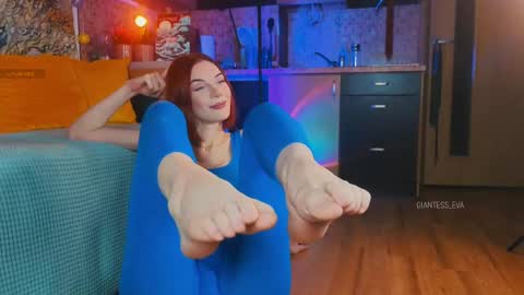 Snapshot of giantess_eva chatting on 03.07.25 Eva online show from 03.07.25