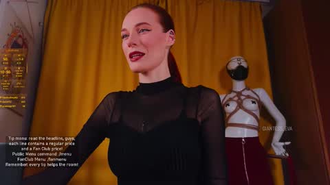 Snapshot of giantess_eva chatting on 11.07.25 Eva online show from 11.07.25