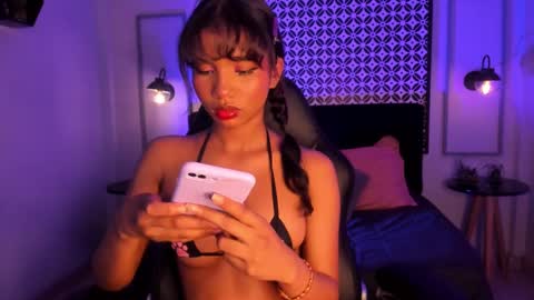 Snapshot of gigi_strawberry chatting on 03.11.25 GIGI online show from 03.11.25