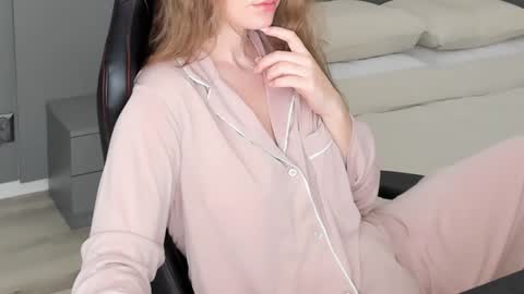 gigihadd online show from 01.20.25