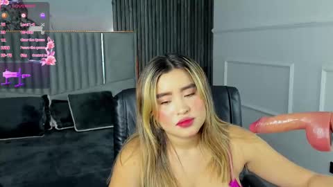 Snapshot of gigiidoll chatting on 02.25.25 Gigi Doll online show from 02.25.25