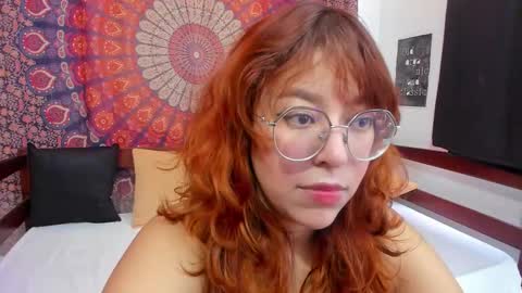 Snapshot of gigimooon chatting on 12.21.25 gigimooon online show from 12.21.25