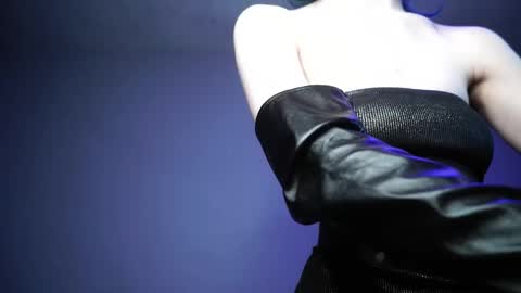        im expecting 350 thumbs up on my altar   online show from 04.10.26