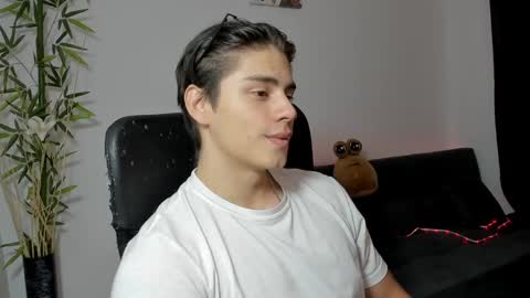 Snapshot of gio_russo chatting on 01.12.25 GioRusso online show from 01.12.25