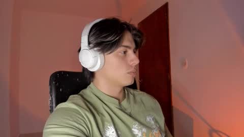 Snapshot of gio_russo chatting on 11.25.25 GioRusso online show from 11.25.25