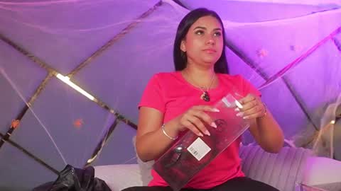 Snapshot of giorgia_13 chatting on 10.31.25 giorgia online show from 10.31.25