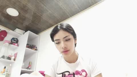 Snapshot of giovanna_oliveria chatting on 04.27.26 giovanna_oliveria online show from 04.27.26