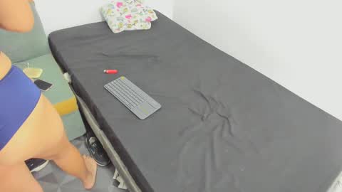 Snapshot of girl_sweet09 chatting on 10.03.25 girl_sweet09 online show from 10.03.25