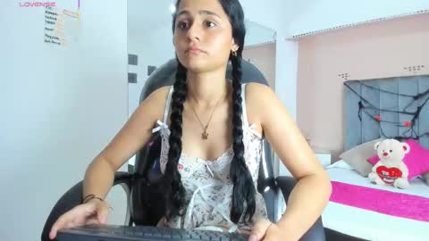 GISELLE ROLDAN online show from 10.25.25