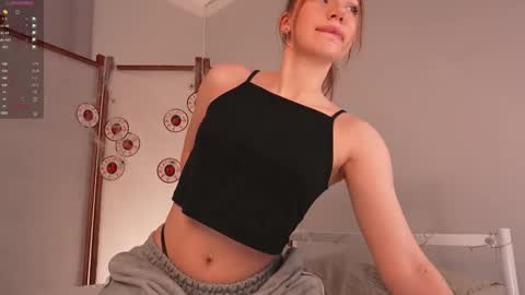 Snapshot of glowwww_ chatting on 11.02.25 Eloise online show from 11.02.25