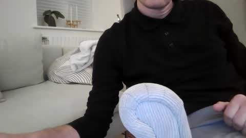 Snapshot of gnusmas4you chatting on 12.17.25 Gnusmas4you online show from 12.17.25