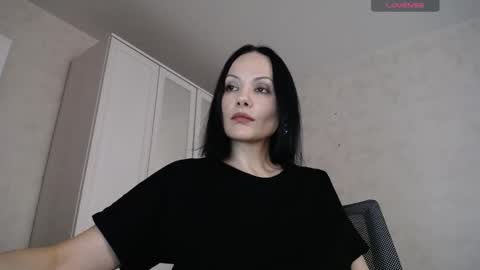 Snapshot of goddess_perfect_legs chatting on 11.20.25 Oksana online show from 11.20.25