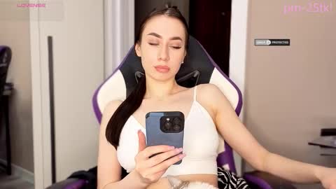 Snapshot of goddessemmmyy chatting on 02.19.26 Goddess EmmaBratt princess online show from 02.19.26