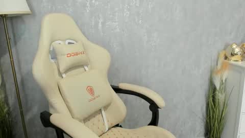 Snapshot of goddessmiaa chatting on 09.30.25 Mistress online show from 09.30.25