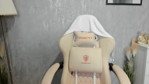 Snapshot of goddessmiaa chatting on 10.21.25 Mistress online show from 10.21.25