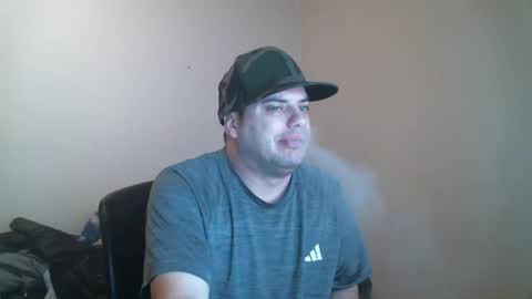 Snapshot of goleafzgo chatting on 12.17.25 goleafzgo online show from 12.17.25