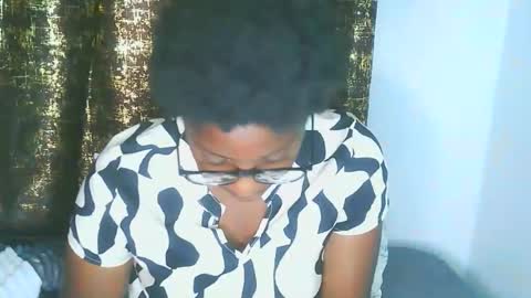 Snapshot of graceessy chatting on 10.21.25 graceessy online show from 10.21.25