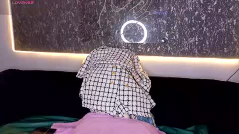 Snapshot of gretel_streit chatting on 06.18.26 Gretel online show from 06.18.26