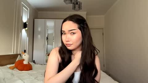 Snapshot of gussietackitt chatting on 05.17.26 Alana online show from 05.17.26