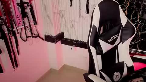 Snapshot of guxplo_ chatting on 11.10.25 Miss online show from 11.10.25