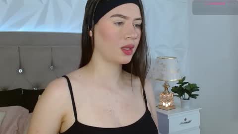 Snapshot of gwen_drew chatting on 10.21.25 Gwen Drew online show from 10.21.25