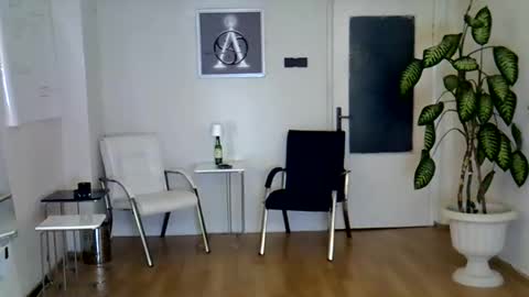 Snapshot of h_blackwood chatting on 04.22.26 H. Blackwood online show from 04.22.26