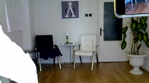 Snapshot of h_blackwood chatting on 04.29.26 H. Blackwood online show from 04.29.26