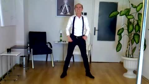 Snapshot of h_blackwood chatting on 05.03.26 H. Blackwood online show from 05.03.26