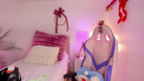 Hadid online show from 12.15.25