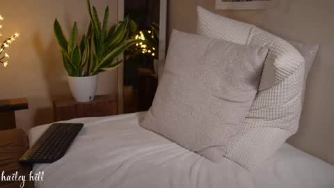 Snapshot of haileyhill chatting on 02.14.25 HaileyHill online show from 02.14.25