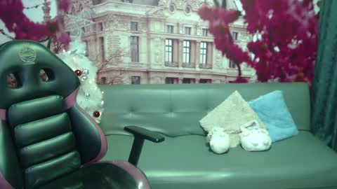 Snapshot of hanaku_8 chatting on 12.20.24 Hanaku online show from 12.20.24