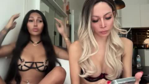 Snapshot of hannah_girl_ chatting on 01.28.25 Im your naughty girl and porn star in bed Hannah online show from 01.28.25