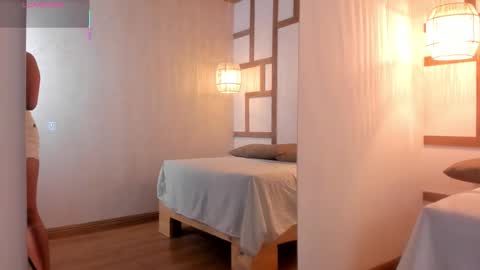 hannahmonttgomery  Help me reach 100 Hands up online show from 09.25.25