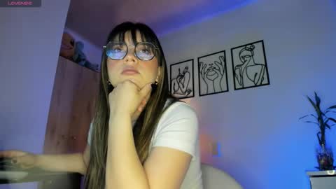 Snapshot of hannasofiax chatting on 11.14.25 hannasofia x Schedule 700 -1400GTM-5 online show from 11.14.25