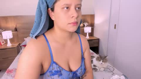 Snapshot of hanny_13 chatting on 10.12.25 taylor live online show from 10.12.25