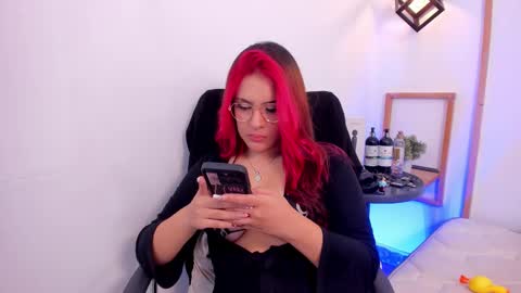 Snapshot of hannybelle__ chatting on 12.16.25 Hanny online show from 12.16.25