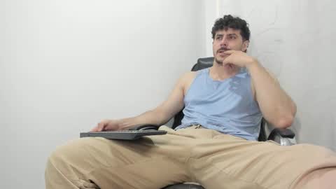 Snapshot of harrydaviss chatting on 11.10.25 alpha online show from 11.10.25