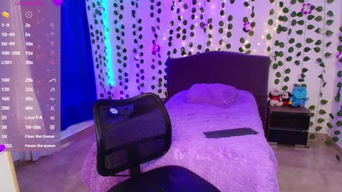 HAZEL LYNN ROSS online show from 12.03.24