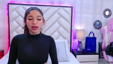 HazelMoret online show from 09.19.25