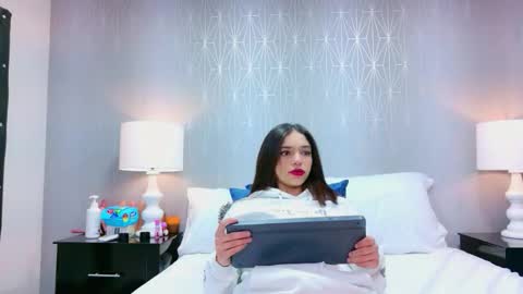 HazelMoret online show from 02.08.26