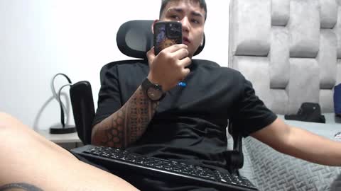 Snapshot of hector_18_ chatting on 01.28.25 18 online show from 01.28.25