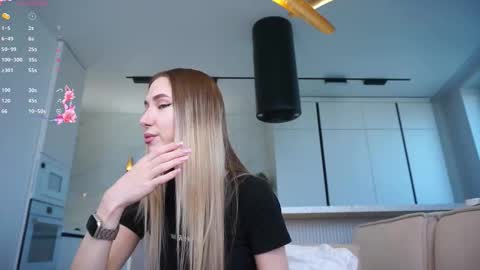 Snapshot of heidas_passion chatting on 09.18.25 Heida online show from 09.18.25