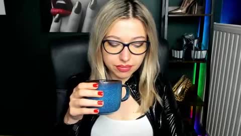Snapshot of heidi_pleasure chatting on 06.18.26 Heidi online show from 06.18.26