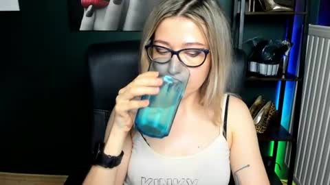 Snapshot of heidi_pleasure chatting on 06.29.26 Heidi online show from 06.29.26