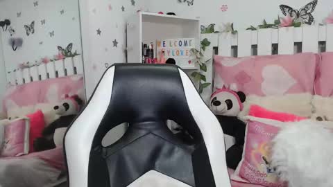 Snapshot of hela_sexy_xx chatting on 12.23.25 hella online show from 12.23.25