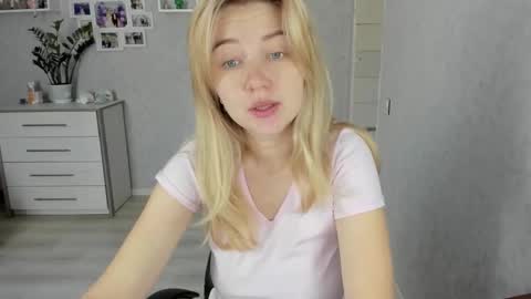 Snapshot of helen_angel_girl chatting on 10.14.25 Helen sven online show from 10.14.25